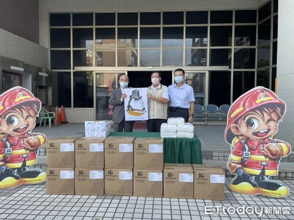 ▲財團法人消防發展基金會的總會長、前立法院院長王金平等人，捐贈價值約274萬5千元的防疫救護裝備予台南市消防局，由消防局長李明峯代表受贈。（圖／記者林悅翻攝，下同）