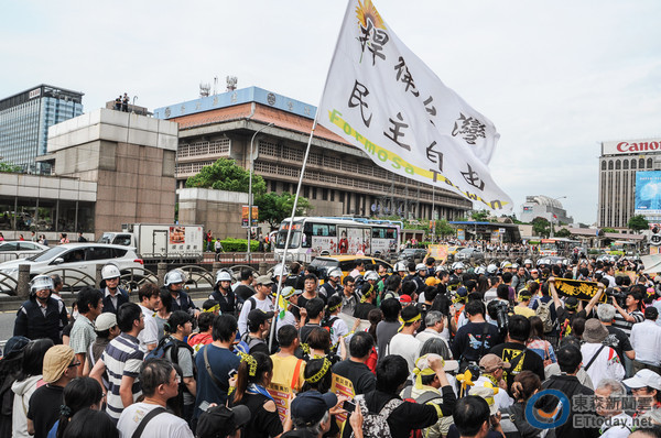 反核群眾27日下午癱瘓台北車站前忠孝西路交通。