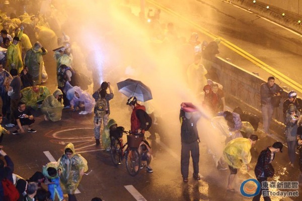 警方忠孝西路噴水驅離，連記者也溼透。