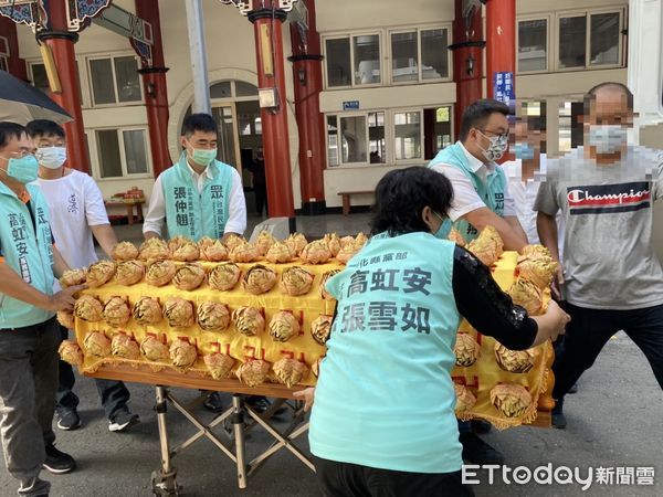 ▲陪獨居往生者走完最後一程，民眾黨中彰投黨部主委扶棺。（圖／記者游瓊華攝）