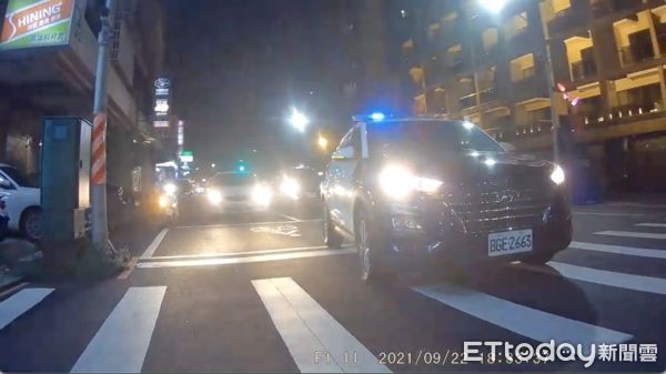 ▲高雄市交通大隊橋頭拖吊廠林姓分隊長駕駛警車，被控逼車             。（圖／記者吳奕靖翻攝）