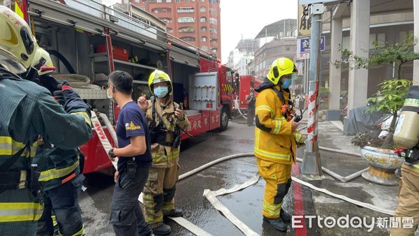 ▲▼高雄市新興區大樓火警。（圖／記者吳世龍攝）