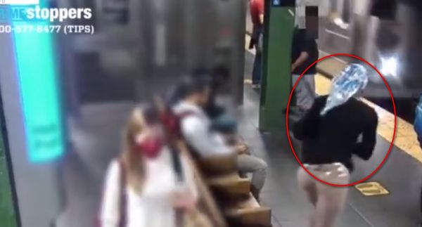 列車進站！29歲女突然把女乘客推下月台　殺人未遂恐怖畫面曝光。（圖／翻攝自Twitter）