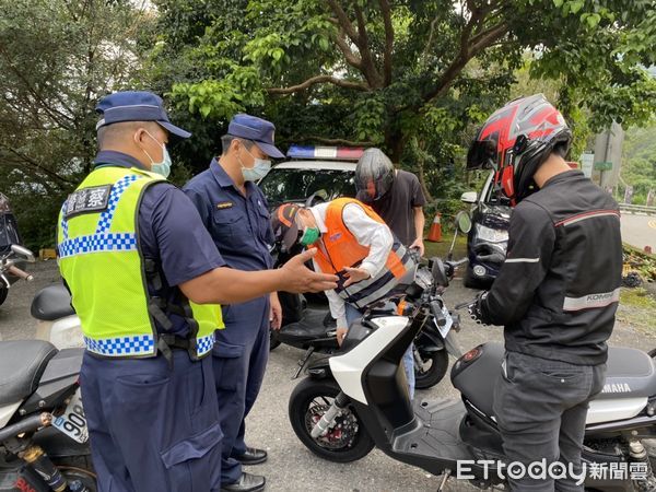 ▲里港警分局會同監理站、環保局在台24線合力稽查             。（圖／記者陳崑福翻攝，以下同，資料照片）