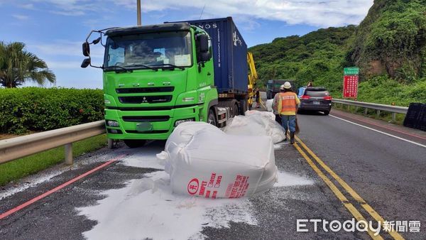 ▲貨車載太空包沒綁緊釀車禍 瑞芳濱海公路塑膠粒散滿地。（圖／記者郭世賢翻攝）