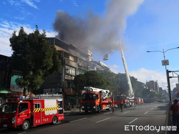 ▲▼台北市大同區重慶北路三段頂樓火警。（圖／記者黃彥傑攝）