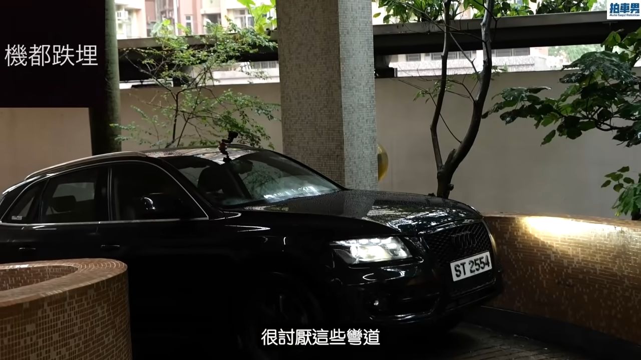 超越家樂福桂林店的「地獄停車場」！香港網友驚：這有360度環景也沒用吧（圖／截圖自Auto Guyz Relation拍車男）