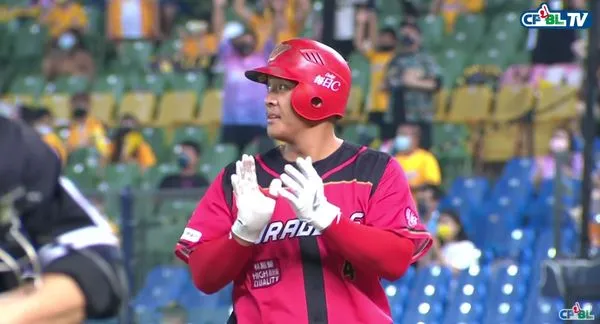 ▲吉力・吉撈被沒收全壘打，對宋晟睿美技拍手叫好。（圖／截自CPBL.TV）