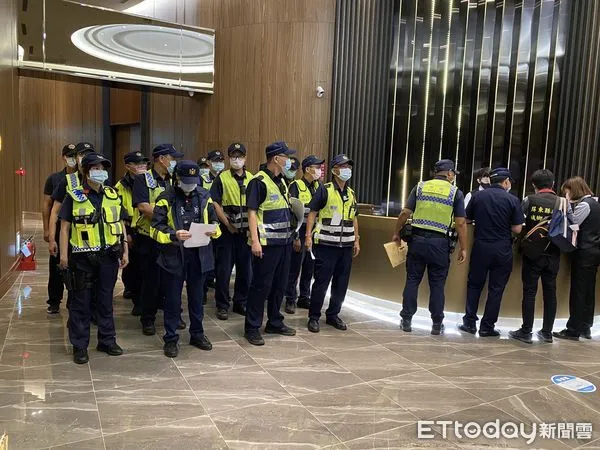 ▲恆春警方會同縣府人員擴大聯合稽查作業            。（圖／記者陳崑福翻攝，以下同）