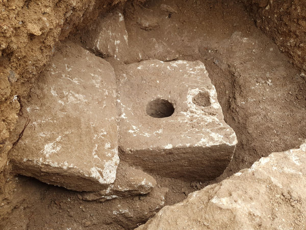 ▲▼以色列於5日挖出具2700年歷史廁所，當時為財富的象徵。（圖／美聯社、以色列古物局提供）
