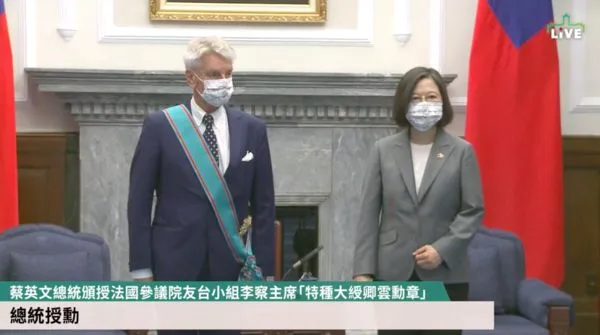 ▲▼總統蔡英文頒授法國參議院友台小組李察主席「特種大綬卿雲勳章」。（圖／總統府直播）