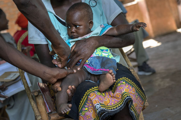 ▲▼非洲馬拉威一名幼童2019年參與試驗接種了世界上第一款瘧疾疫苗。（圖／達志影像／美聯社）