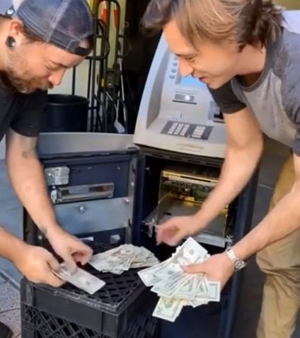 ▲▼收購古董ATM撿到大疊鈔票。（圖／翻攝自Tiktok／@packestt）