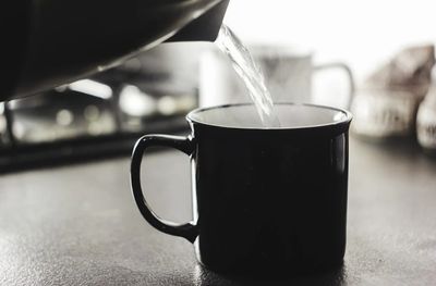 專用咖啡杯驚見「冒泡粉色物」　婆婆曝原因讓人妻差點昏倒