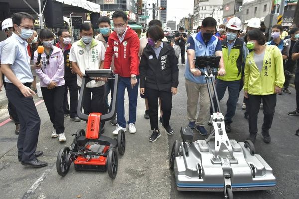 ▲▼高雄市副市長林欽榮視察透地雷達為道路把脈，高雄路平再精進。（圖／記者賴文萱翻攝）