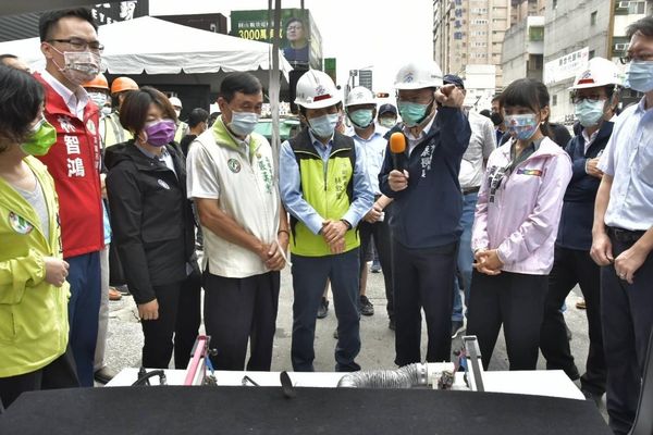 ▲▼高雄市副市長林欽榮視察透地雷達為道路把脈，高雄路平再精進。（圖／記者賴文萱翻攝）