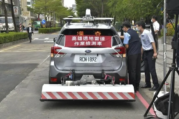 ▲▼高雄市副市長林欽榮視察透地雷達為道路把脈，高雄路平再精進。（圖／記者賴文萱翻攝）