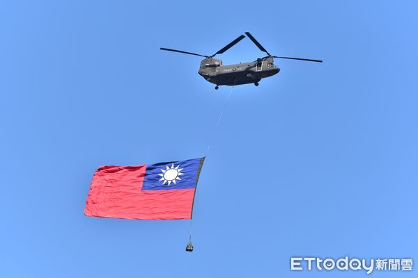 ▲▼110年國慶大會預演,CH-47SD直升機吊掛巨幅國旗   。（圖／記者李毓康攝）
