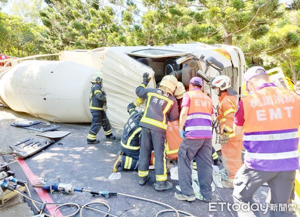 ▲桃園市洪姓男子7日中午駕駛預拌混泥車從龜山區往長庚醫院途中，失控撞上護欄翻覆，警方與消防人員緊急處理。（圖／記者沈繼昌翻攝）