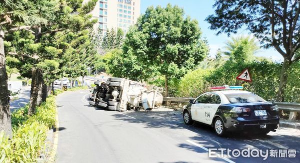 ▲桃園市洪姓男子7日中午駕駛預拌混泥車從龜山區往長庚醫院，失控撞護欄翻覆，警消人員在現場處理。（圖／記者沈繼昌翻攝）