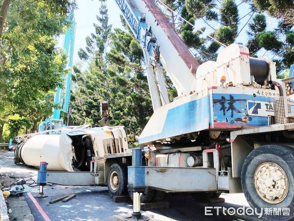 ▲桃園市洪姓男子7日中午駕駛預拌混泥車行經長庚醫院桃園分院路，疑似速度過快撞上護欄翻覆，警消人員找來吊車處理。（圖／記者沈繼昌翻攝）