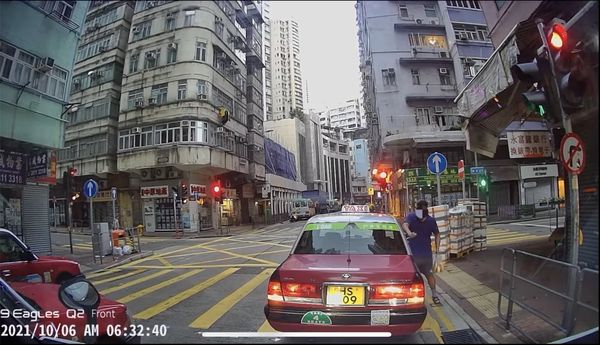 ▲▼香港計程車司機用螺絲起子撬不開反鎖的車門，果斷「破窗」開門。（圖／翻攝自Facebook／馬路的事討論區）