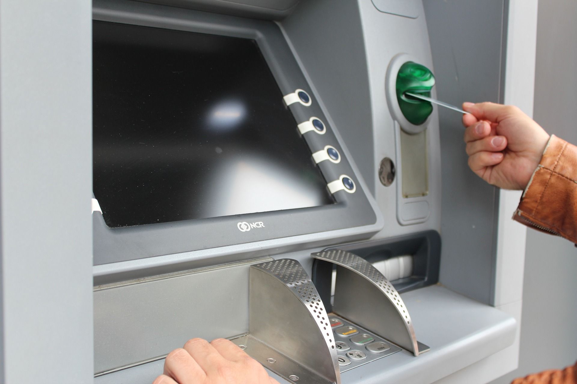 ▲▼許多超商設有ATM，但跨行提款仍須支付手續費。（圖／取自免費圖庫pixabay）