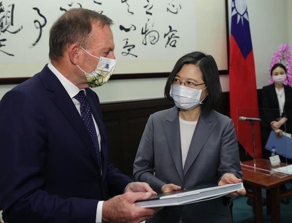 ▲▼總統蔡英文上午接見澳洲前總理艾伯特（The Hon. Tony Abbott）。（圖／總統府提供）