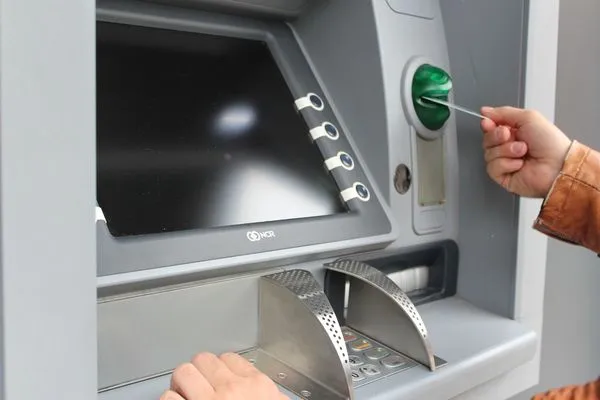 ▲▼許多超商設有ATM，但跨行提款仍須支付手續費。（圖／取自免費圖庫pixabay）