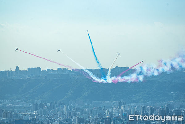 ▲國慶全兵力空中預演，AT-3教練機通過總統府上空。（圖／記者林敬旻攝）