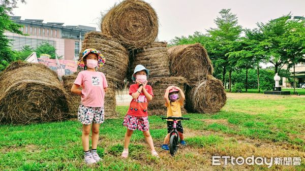 ▲校方歡迎民眾拍照打卡，草捲預計2周後拆解。（圖／高雄大學提供）