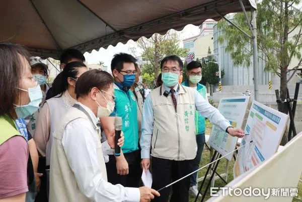 ▲台南市鹽水月津港一次開闢5座生態親水公園，黃偉哲等人前往視察工程品質，體驗水岸遊憩廊帶親水的舒適感受，並邀請市民朋友一起來踏青。（圖／記者林悅翻攝，下同）