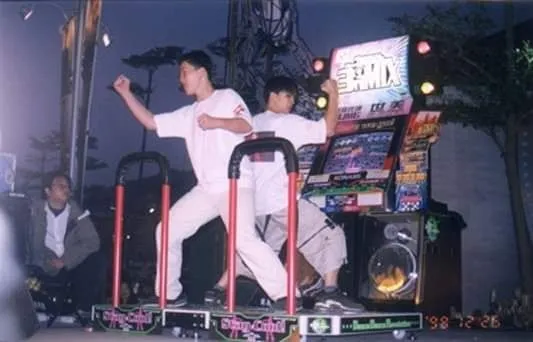 ▲陳柏惟上傳一張1999年時參加信義威秀跳舞機比賽照。（圖／翻攝自Facebook／3Qi.tw 陳柏惟）