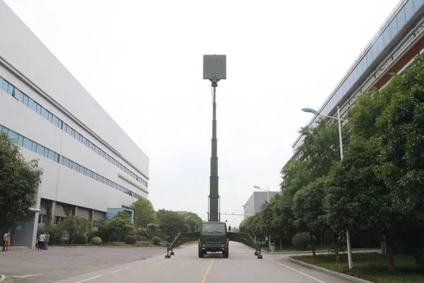 ▲▼大陸首度亮相的YLC-12型「警戒塔」C波段中低空多功能雷達，透過高升可達18米的雷達天線可抓超低空無人機。（圖／翻攝自新浪軍事）