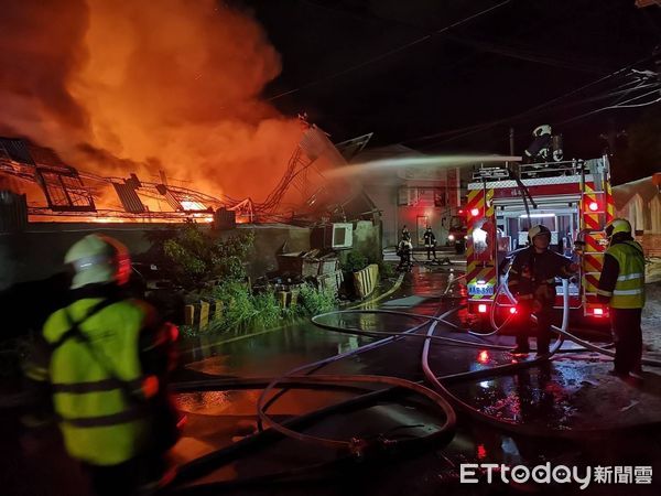 ▲▼社子島，台北市士林區延平北路七段一處鐵皮工廠倉庫火警。（圖／記者黃宥寧翻攝）