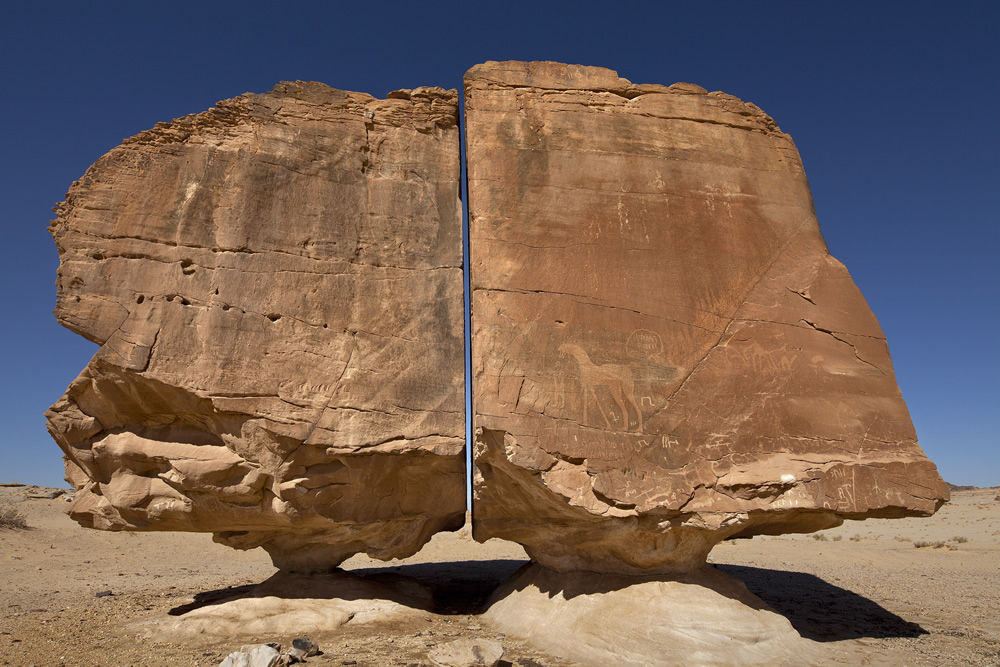 ▲▼ 巨大岩石 。（圖翻攝自http://saudi-archaeology.com/）