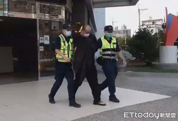 ▲頭份1名江姓慣竊，日前清晨潛入民宅偷東西，不止竊取現金10萬元，還將別人族譜一併帶走，警方積極偵辦後將江嫌逮捕歸案。（圖／記者黃孟珍翻攝）