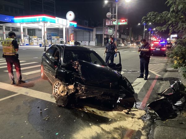 ▲高雄三民區鼎力與金鼎路口發生一起車禍事故 。（圖／記者洪靖宜翻攝）