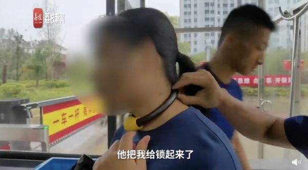 ▲4歲男童用密碼鎖鎖住媽媽脖子。（圖／翻攝微博視頻）