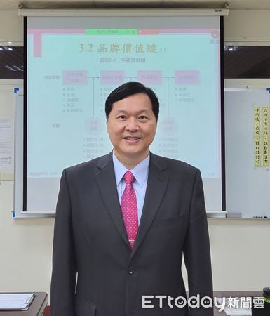 ▲藝群醫學美容集團總裁王正坤醫師，受邀前往長榮大學授課，教導經營管理博士班博士生，品牌共鳴與價值鏈。（圖／記者林悅翻攝，下同）