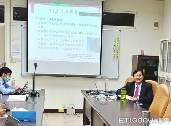 ▲藝群醫學美容集團總裁王正坤醫師，受邀前往長榮大學授課，教導經營管理博士班博士生，品牌共鳴與價值鏈。（圖／記者林悅翻攝，下同）