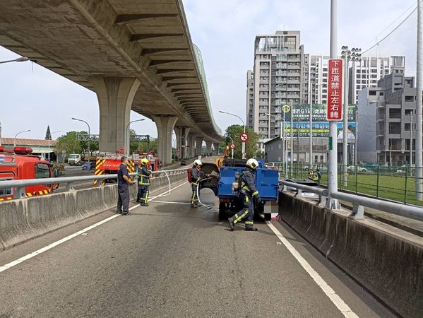 ▲▼台74線快速路一輛小貨車行駛中突然起火，駕駛慌亂停車求援。（圖／民眾提供）