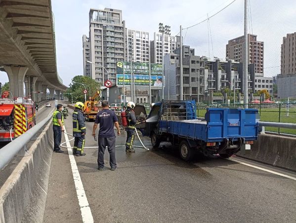 ▲▼台74線快速路一輛小貨車行駛中突然起火，駕駛慌亂停車求援。（圖／民眾提供）