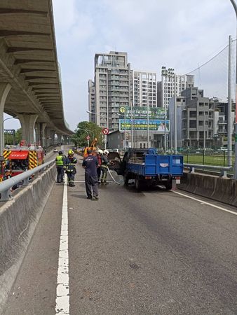 ▲▼台74線快速路一輛小貨車行駛中突然起火，駕駛慌亂停車求援。（圖／民眾提供）