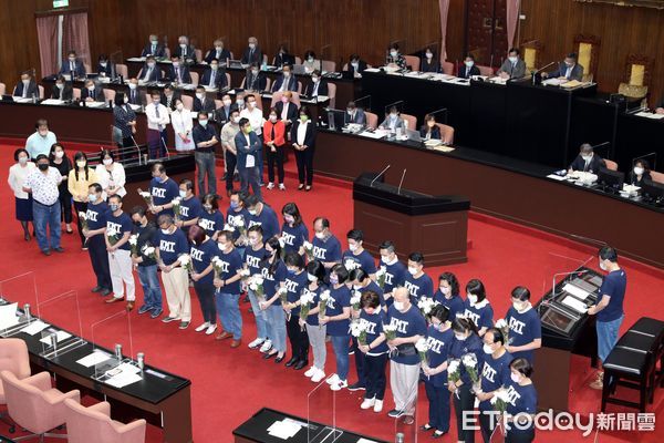 ▲▼行政院長蘇貞昌赴立法院施政總質詢 國民黨團手持白菊花為新冠肺炎亡者默哀 民進黨立委在蘇貞昌座位前護駕。（圖／記者屠惠剛攝）