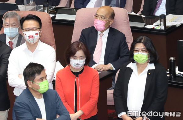 ▲▼行政院長蘇貞昌赴立法院施政總質詢 國民黨團手持白菊花為新冠肺炎亡者默哀 民進黨立委在蘇貞昌座位前護駕。（圖／記者屠惠剛攝）