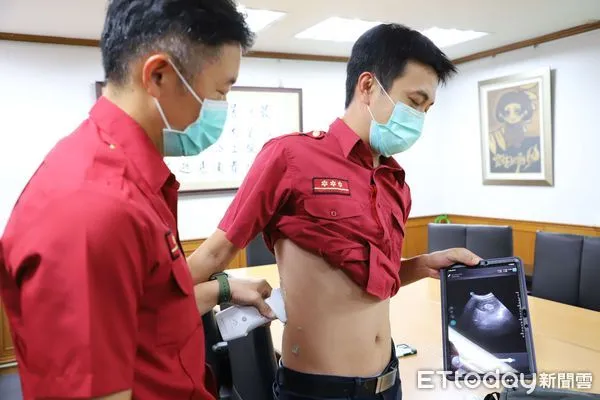 ▲雲林消防局北五分隊義消顧問團長蔡忠霓受低調善心人士委託捐贈手持式超音波儀器2部，由縣長張麗善代表接受，並回贈感謝狀。（圖／記者蔡佩旻翻攝）