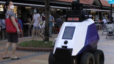 機器人充當警察巡邏！　連老人群聚觀棋也會被它大聲警告