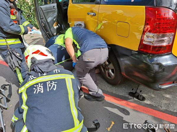 ▲▼ 基隆市新民路口計程車猛撞路人            。（圖／記者郭世賢翻攝）