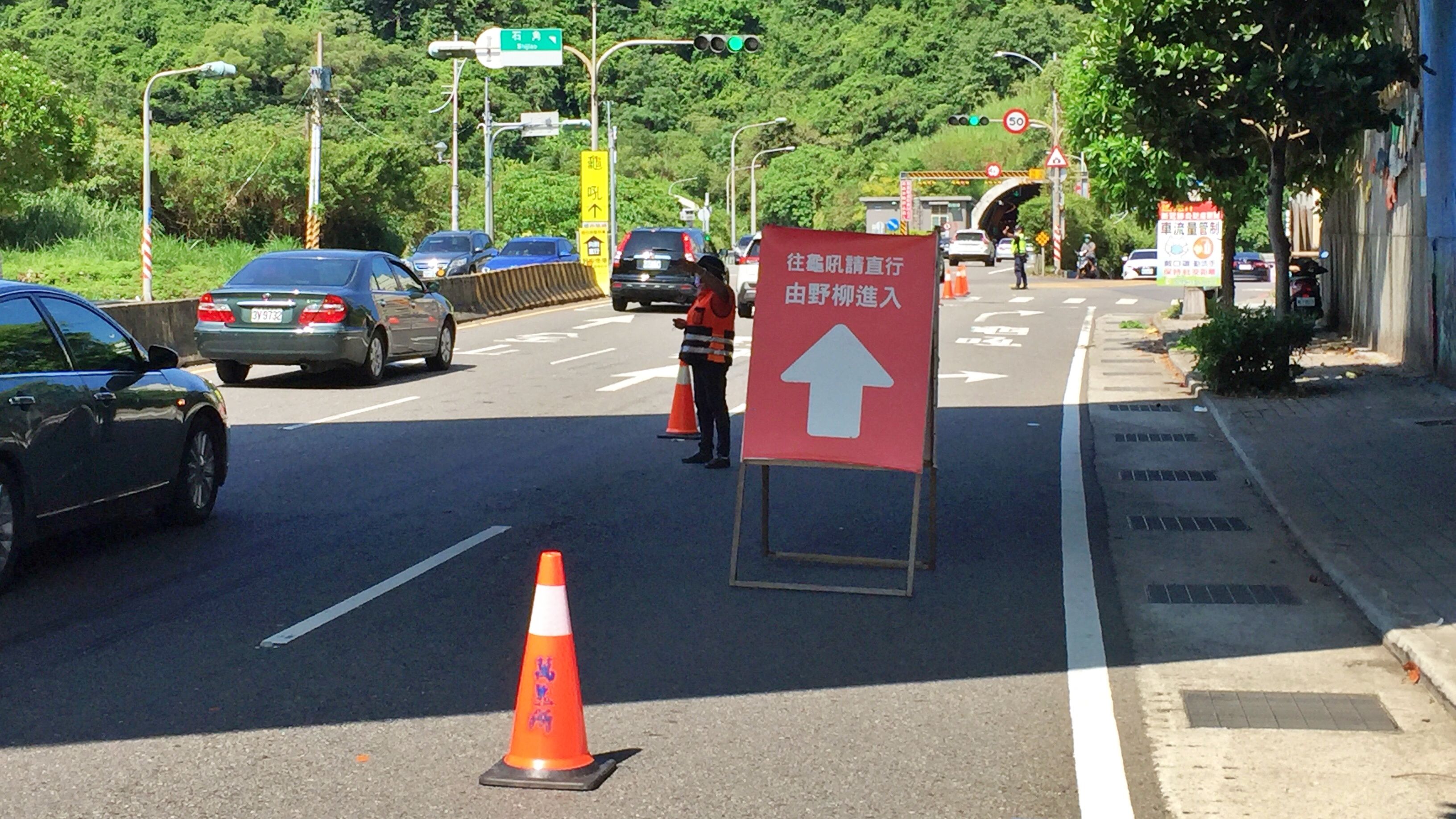 ▲國慶連假北海岸恐湧人車潮 金山警實施彈性車輛總量管制。（圖／記者郭世賢翻攝）